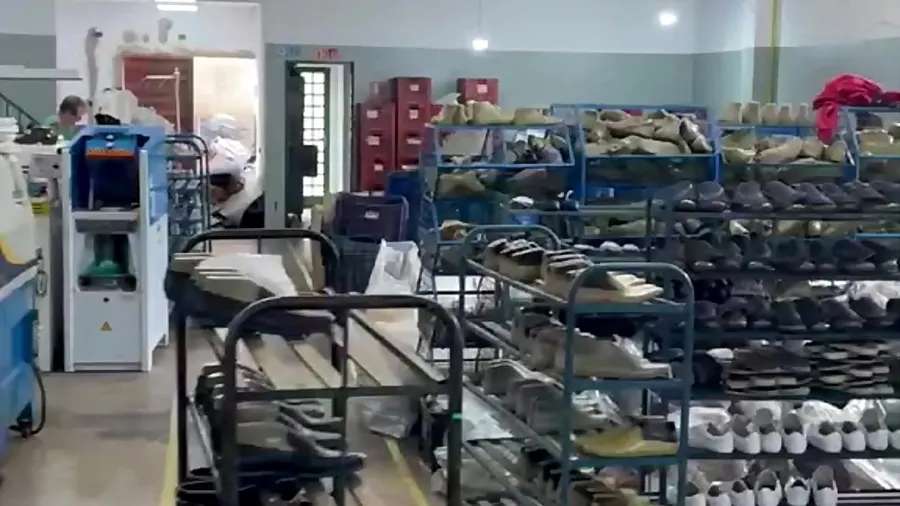 Linha de produção da fábrica DMais em Franca, com carrinhos carregados de calçados