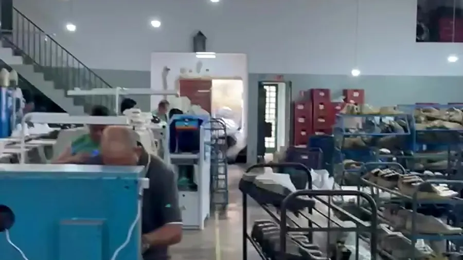 Operadores trabalhando nas máquinas da fábrica DMais